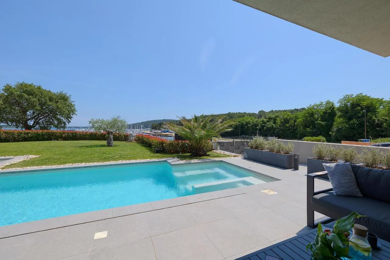 Villa Scala Pomer-Sea View
