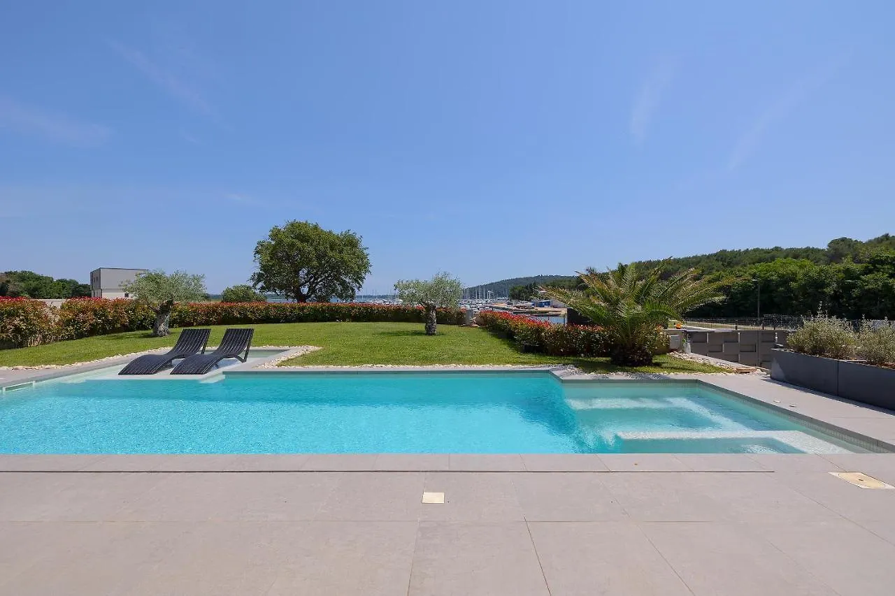 Villa Scala Pomer-Sea View