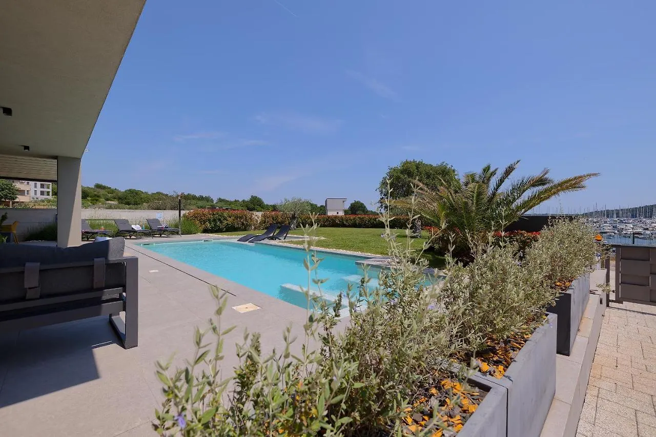 Villa Scala Pomer-Sea View
